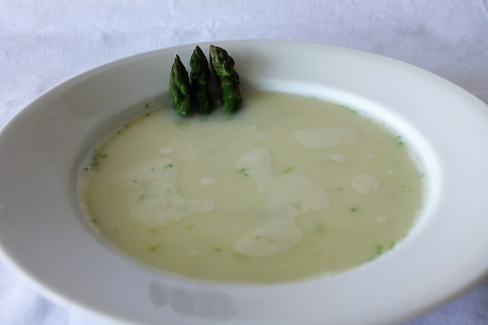 Krémová polévka z bílého chřestu s hlavičkami zeleného chřestu