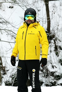 Lyžař – lyžařská bunda, lyžařské kalhoty, helma, brýle, rukavice